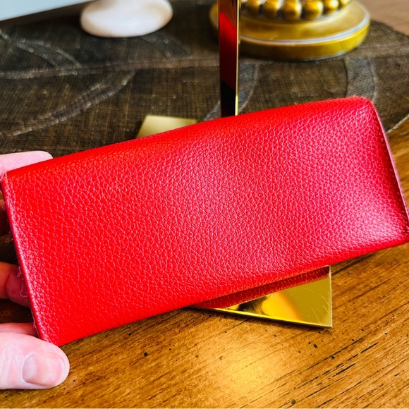GUESS RED SUNGLASSES OR GLASSES CASE GREAT CONDITION 6.5” W - 3”H - 2”D STYLISH - Picture 3 of 5